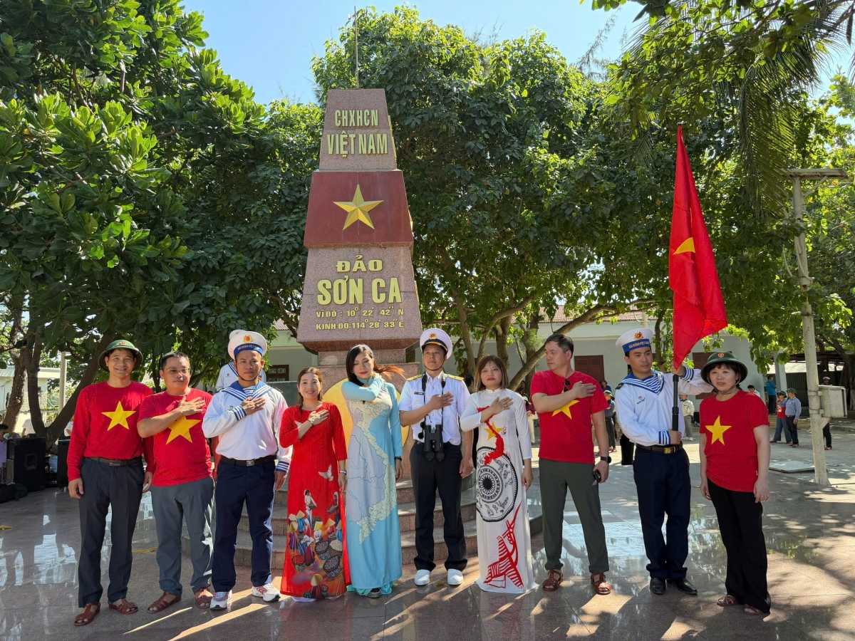 "Tôi mong muốn  tất cả người con Việt, dù đi đâu, dù làm gì cũng luôn luôn chung một lòng, hướng về cội nguồn và  hướng về tương lai của đất nước (Lệ Hoa)