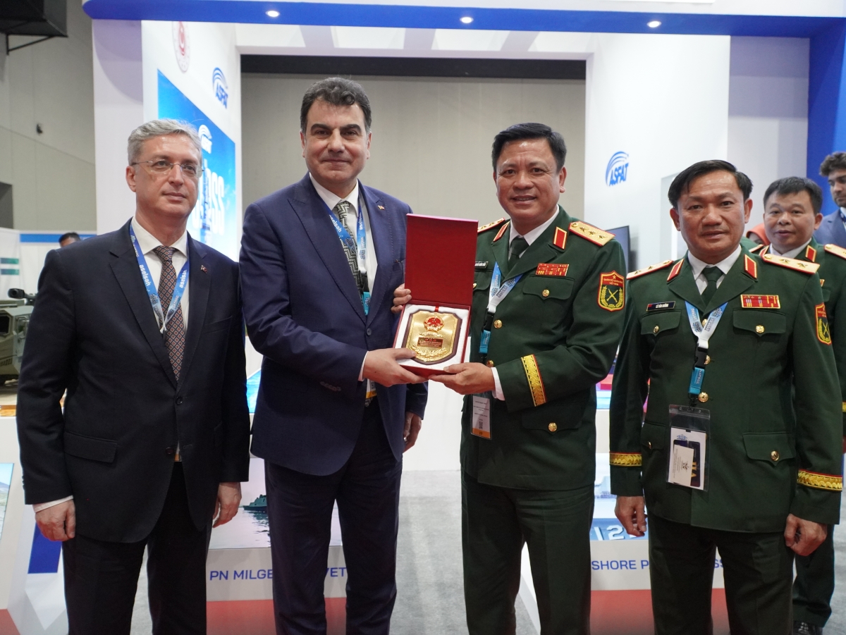 លោកឧត្តមសេនីយ៍ឯក ង្វៀន ទ្រឿងថាំង (Nguyen Truong Thang) អនុរដ្ឋមន្ត្រីក្រសួងការពារជាតិវៀតណាម បានជួបសវនាការជាមួយអនុរដ្ឋមន្ត្រីក្រសួងការពារជាតិទួរគី លោក មូសា ហេបេត (Musa Heybet)។ (រូបថត៖ QDND)