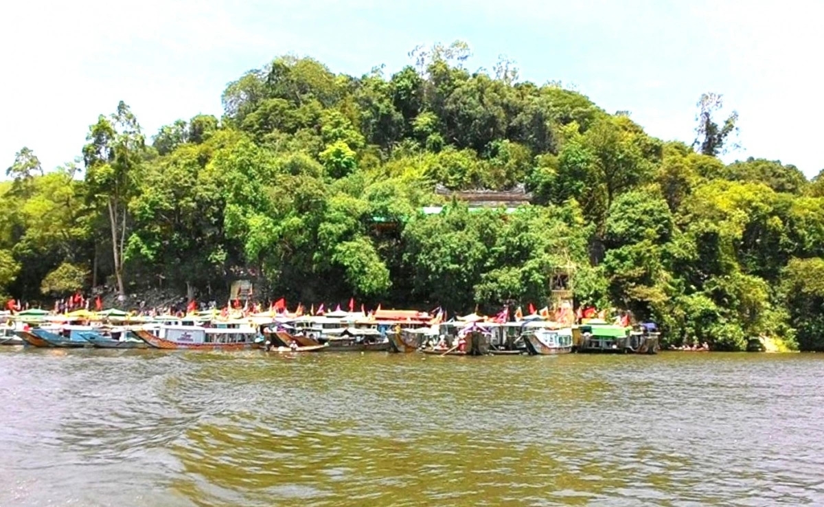 The Hue Nam Temple Festival on Ngoc Tran Mountain