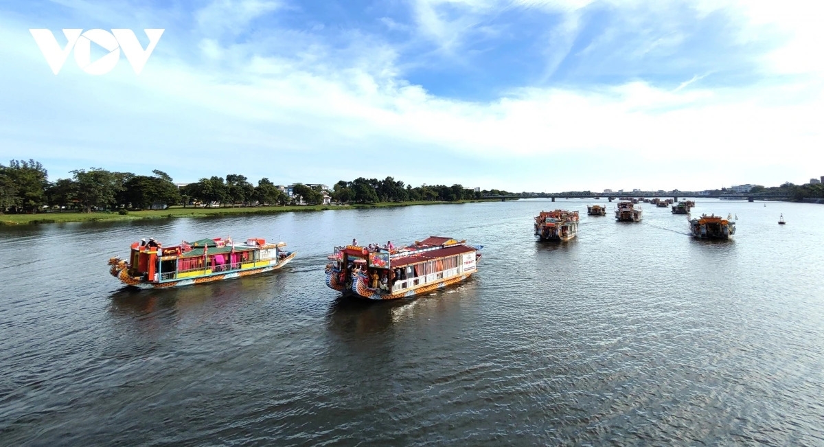 The procession on boat on the Perfume River