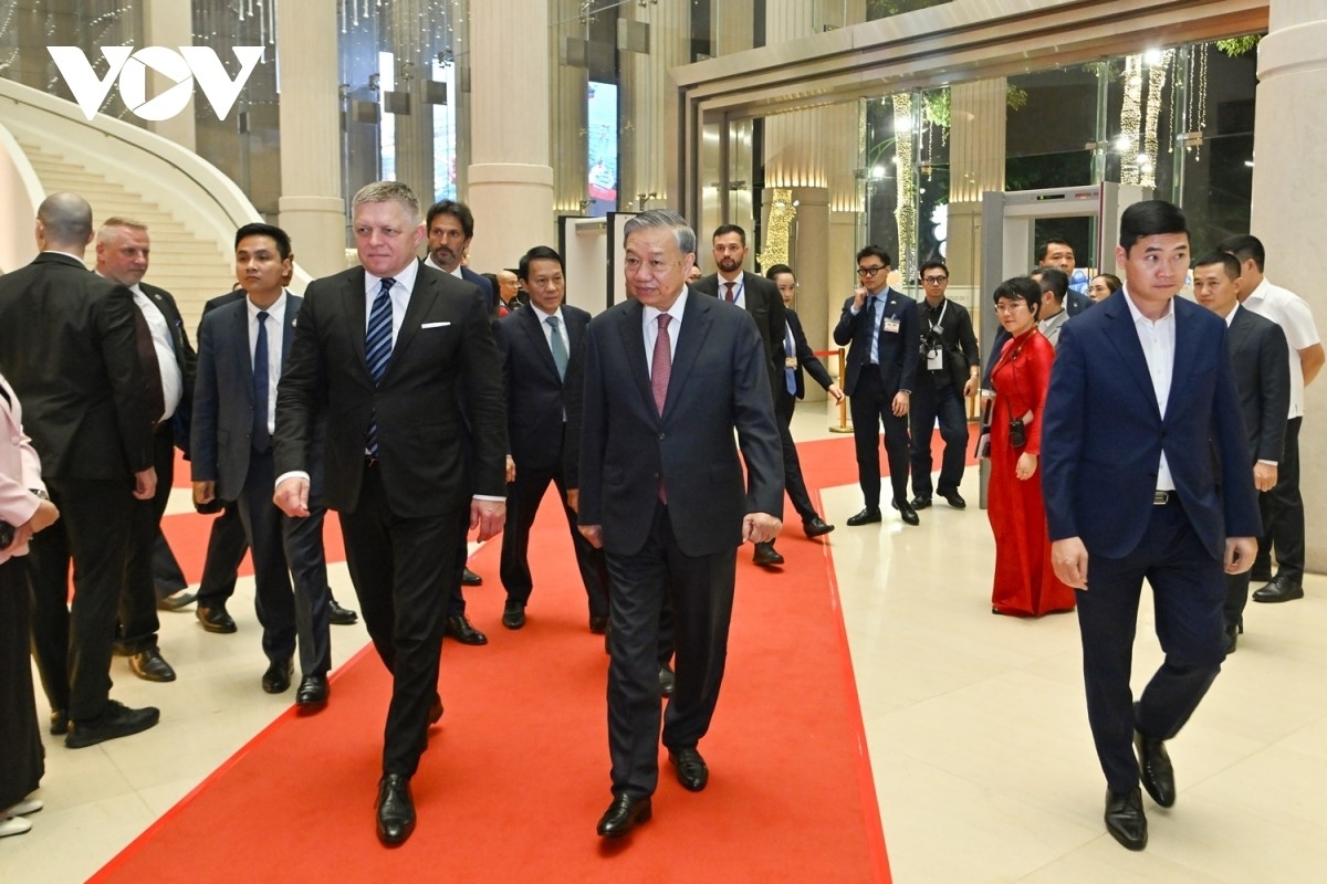 Tối 13/4 tại Nhà hát Hồ Gươm (Hà Nội) diễn ra Chương trình hòa nhạc hữu nghị Việt Nam - Slovakia với chủ đề “Aká Si Mi Krásna” (Quê hương đẹp biết bao). Tổng Bí thư, Chủ tịch nước Tô Lâm và Thủ tướng Slovakia Robert Fico tới dự và thưởng thức chương trình. Ảnh: Trọng Phú/VOV