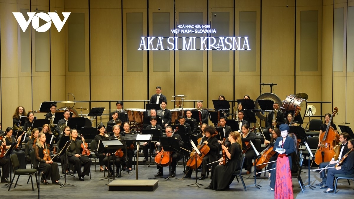 Tối 13/4 tại Nhà hát Hồ Gươm (Hà Nội) diễn ra Chương trình hòa nhạc hữu nghị Việt Nam - Slovakia với chủ đề “Aká Si Mi Krásna” (Quê hương đẹp biết bao). Tổng Bí thư, Chủ tịch nước Tô Lâm và Thủ tướng Slovakia Robert Fico tới dự và thưởng thức chương trình. Ảnh: Trọng Phú/VOV