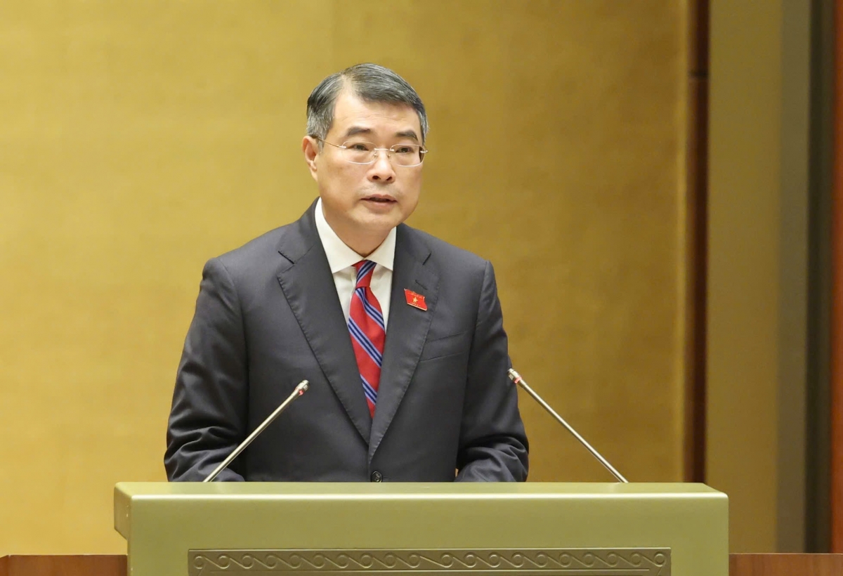 黎明兴总理在国会会议上作报告。