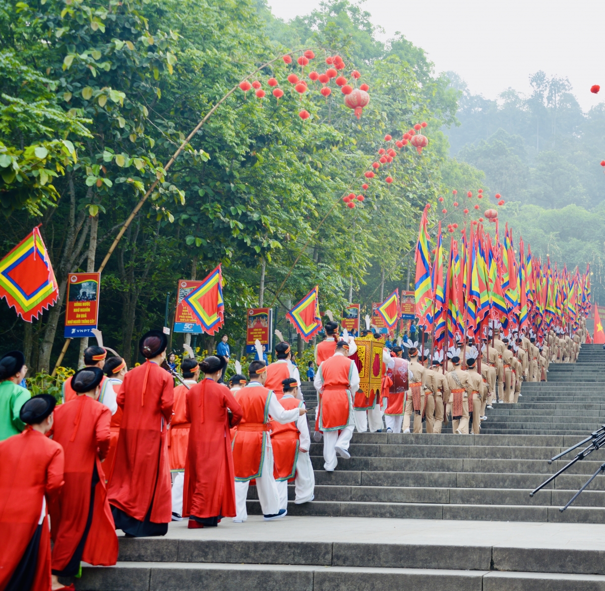 El culto a los Reyes Hung y la peregrinación al histórico complejo del Templo en su veneración en la tierra de los fundadores de la nación en Phu Tho cada 10 de marzo lunar unen a los vietnamitas dentro y fuera del país. Foto: VOV