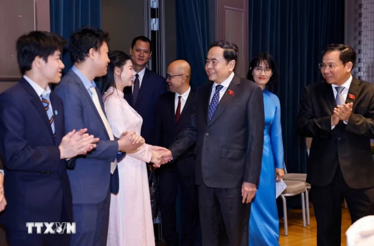 Chủ tịch Quốc hội Trần Thanh Mẫn bắt tay chị Vũ Thị Bích Diệp, Chủ tịch Hội sinh viên Việt Nam tại Italia. 