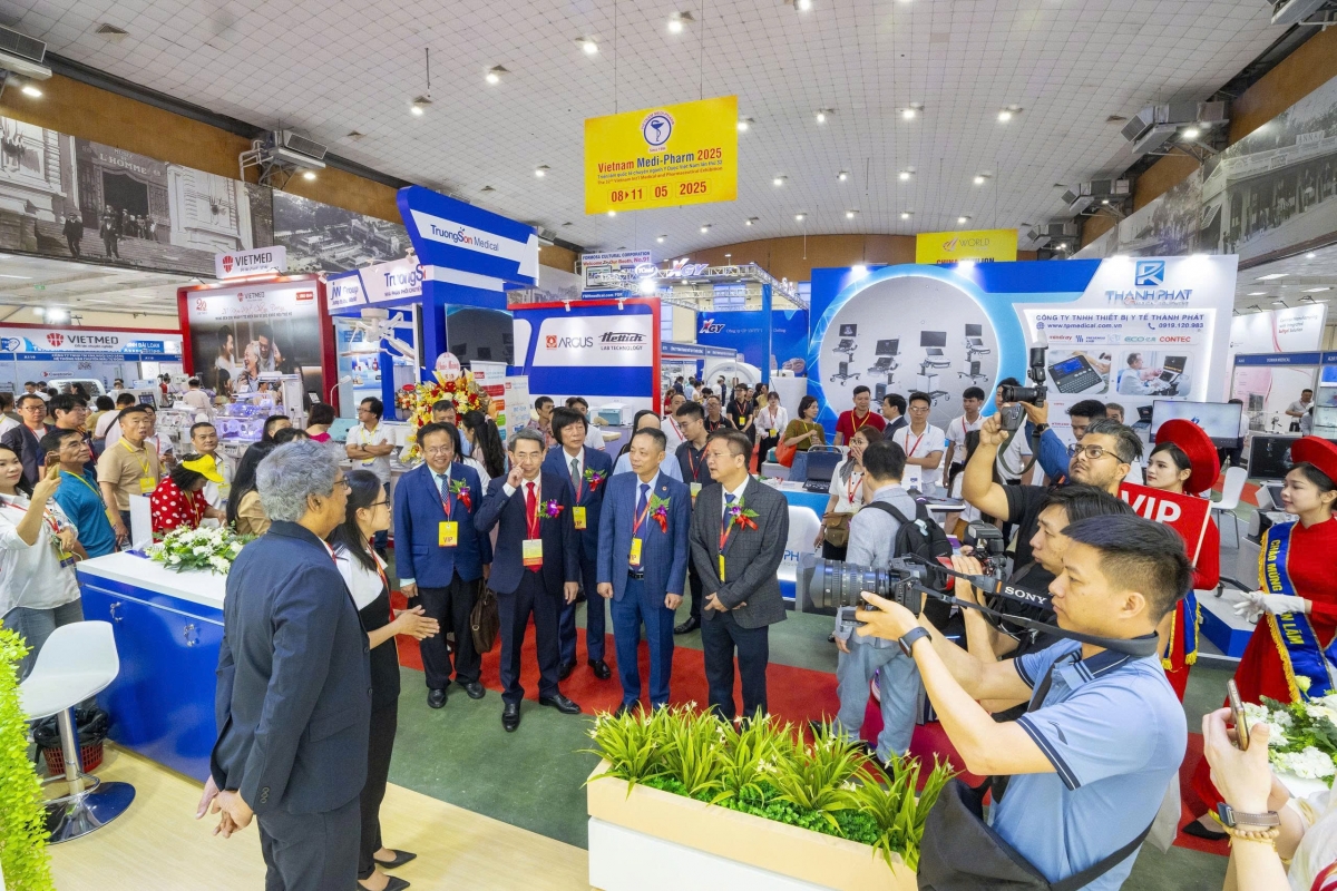 Des délégués visitent les stands du salon international Vietnam Medi-Pharm 2025. Photo: Ngoc Anh/VOV5