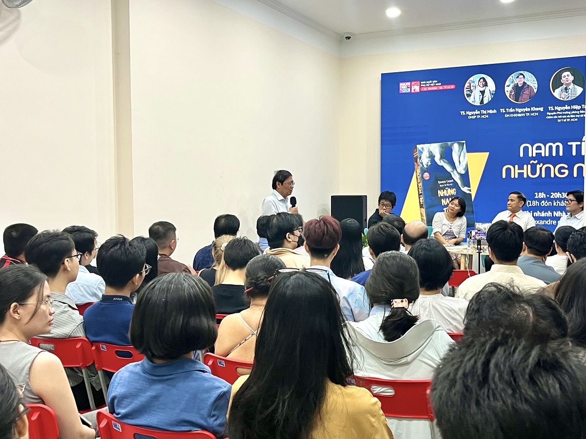 Khán giả và các diễn giả đang nghe ý kiến của PGS. TS. Bùi Mạnh Hùng tại tọa đàm.
