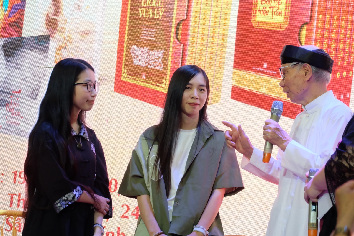 Tác giả Minh Nguyên (giữa).