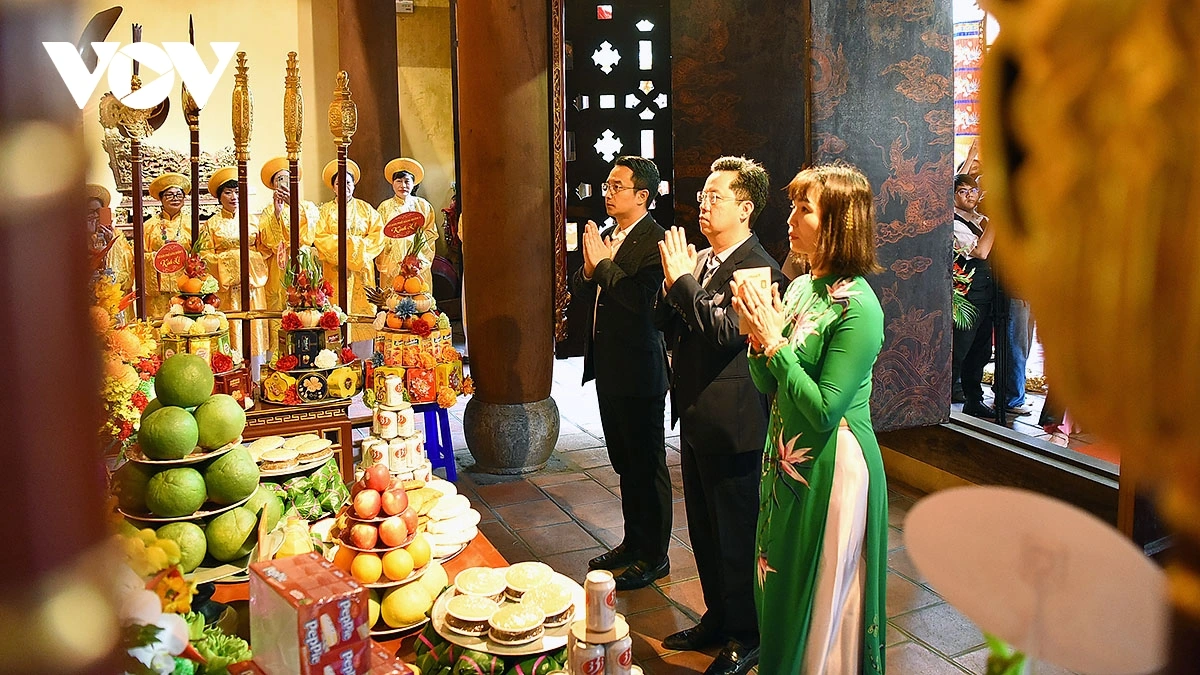 Các địa biểu và người dân thành kính dâng hương lên thần Long Đỗ trong ngày khai hội.