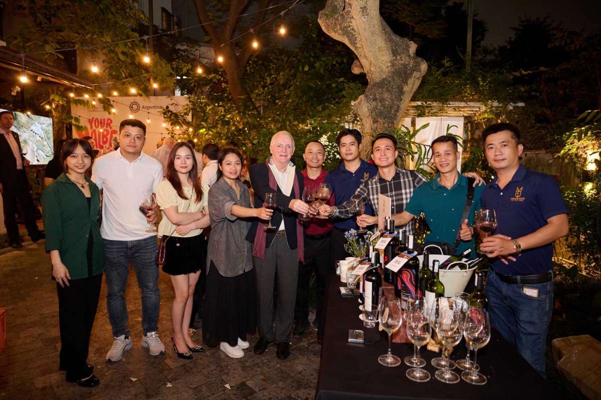 El embajador de Argentina en Vietnam, Marcos Antonio Bednarski, junto a otros delegados, durante el evento. Foto: Embajada de Argentina en Vietnam