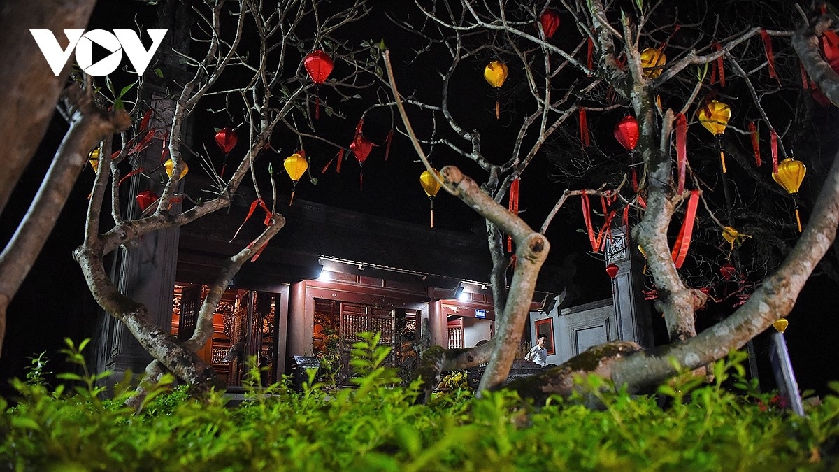 Tur malam "Kuil Hung – Kesakralan Asal Usul" juga mengawali serangkaian acara budaya, olahraga, dan pariwisata selama Hari Peringatan Raja Hung pada tahun 2026. Foto: Thu Vu/VOV