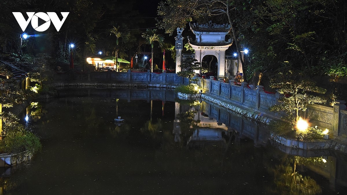 Tour đêm “Đền Hùng lung linh nguồn cội” là sản phẩm du lịch tâm linh độc đáo nhằm quảng bá, lan tỏa tín ngưỡng thờ cúng Hùng Vương ở Phú Thọ, góp phần xây dựng và phát triển các sản phẩm du lịch đặc trưng gắn với văn hoá vùng Đất Tổ.<br>
Ảnh: Thư Vũ/VOV