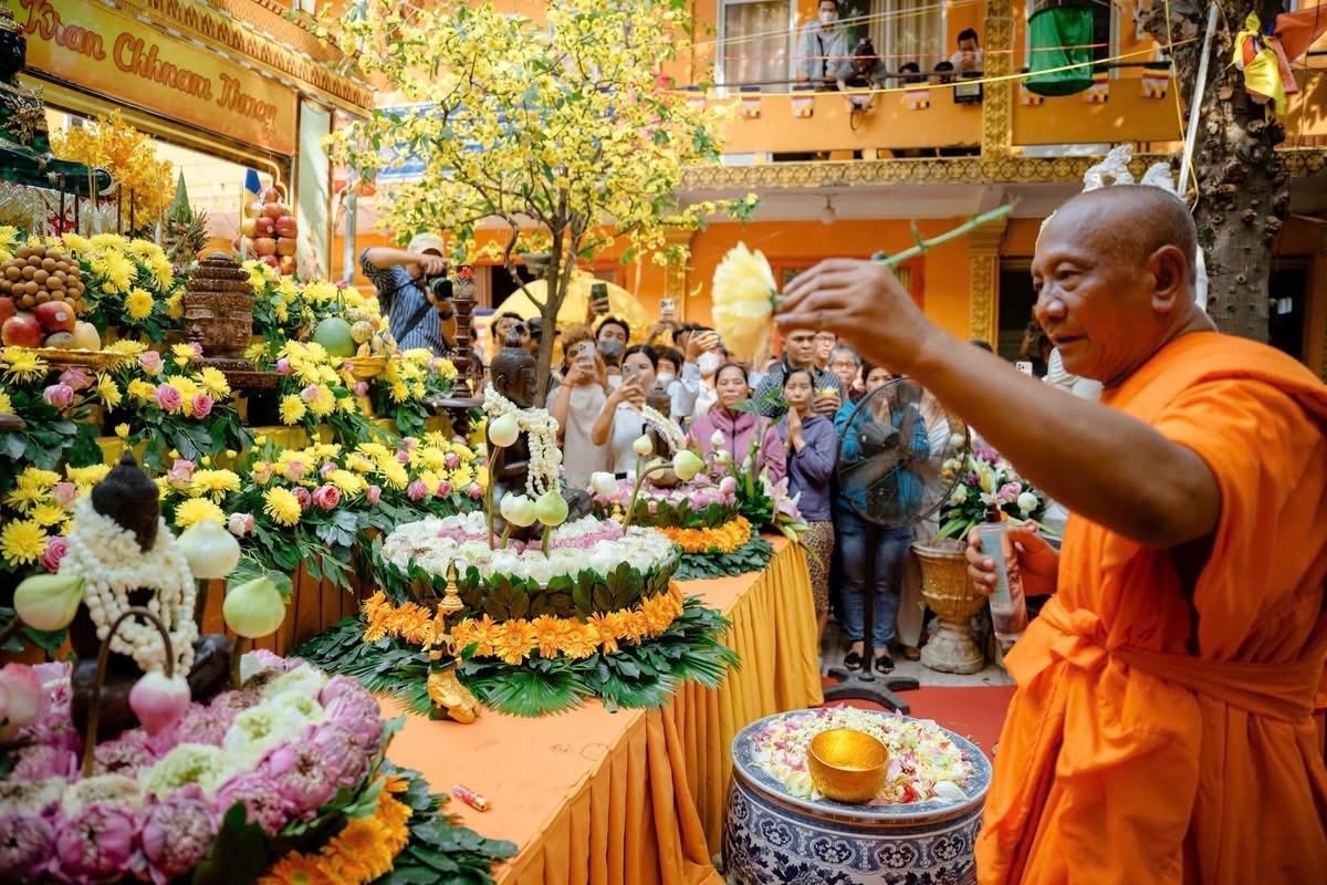 Từ sáng sớm, khuôn viên Chùa Candaransi, phường Xuân Hòa, TP. Hồ Chí Minh, đã nhộn nhịp người ra vào. Từng tốp người mang theo lễ vật, bánh trái, thức ăn... nối nhau vào chính điện. (Trong ảnh: Nghi lễ tắm Phật thiêng liêng. Ảnh: Chùa Candaransi)