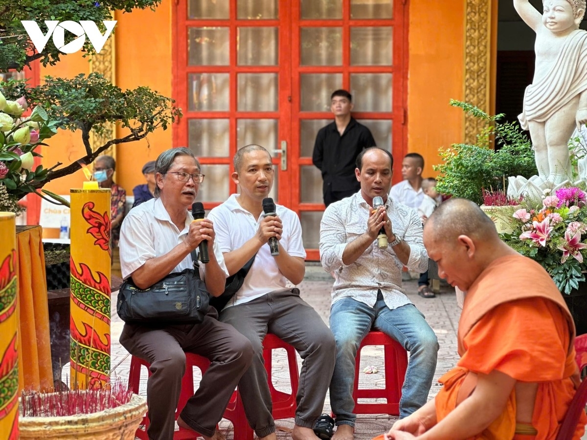 Đọc kinh tại chùa. Ảnh: CTV Dư Thơ/VOV