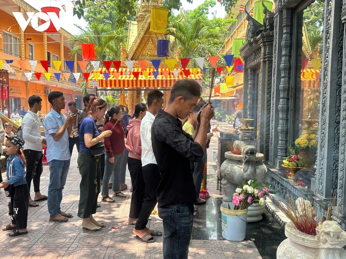 Thành kính dâng hương cầu bình an may mắn. Ảnh: CTV Dư Thơ/VOV