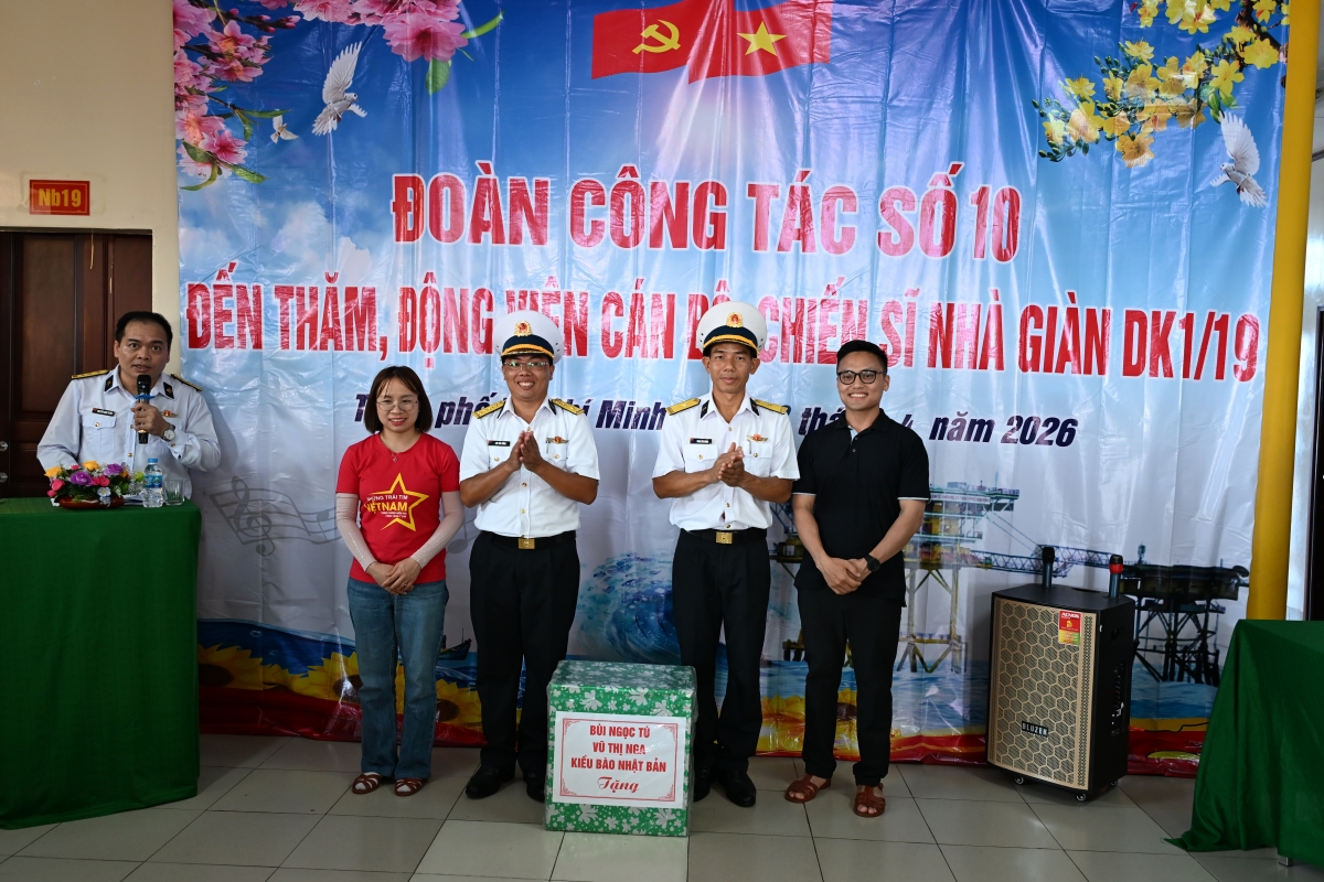 Kiều bào tặng quà cán bộ, chiến sĩ Nhà giàn DK-I. - Ảnh: UBNNVNVNONN
