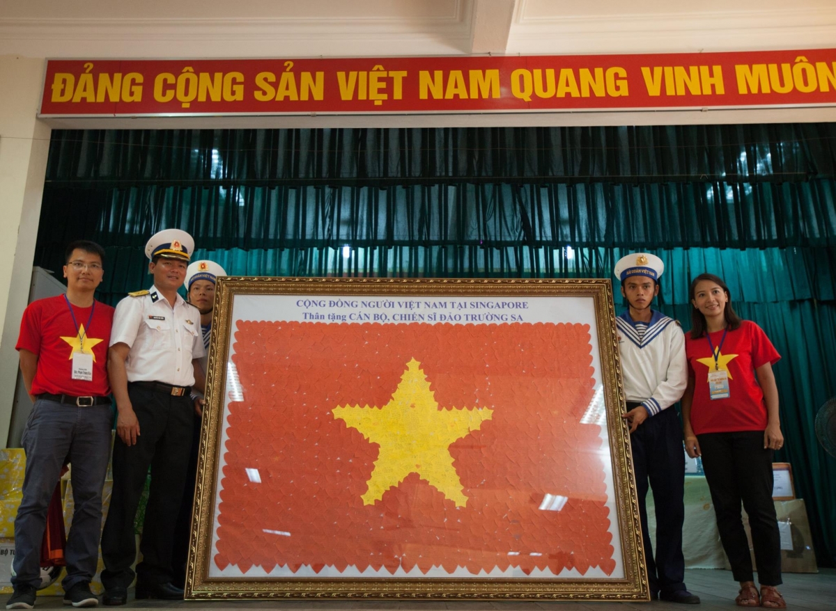 Lá cờ Tổ quốc được ghép từ gần 800 lời nhắn của bà con trong cộng đồng người Việt Nam tại Singapore gửi về Trường Sa thân yêu.