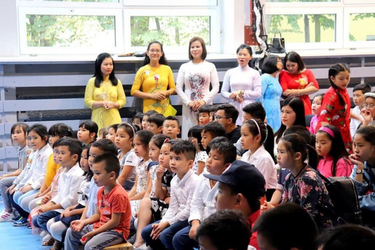 Les enseignants er les élèves de l'école Lac Long Quân spécialisée dans l''enseignement du vietnamien en Pologne. Photo: École Lac Long Quân.
