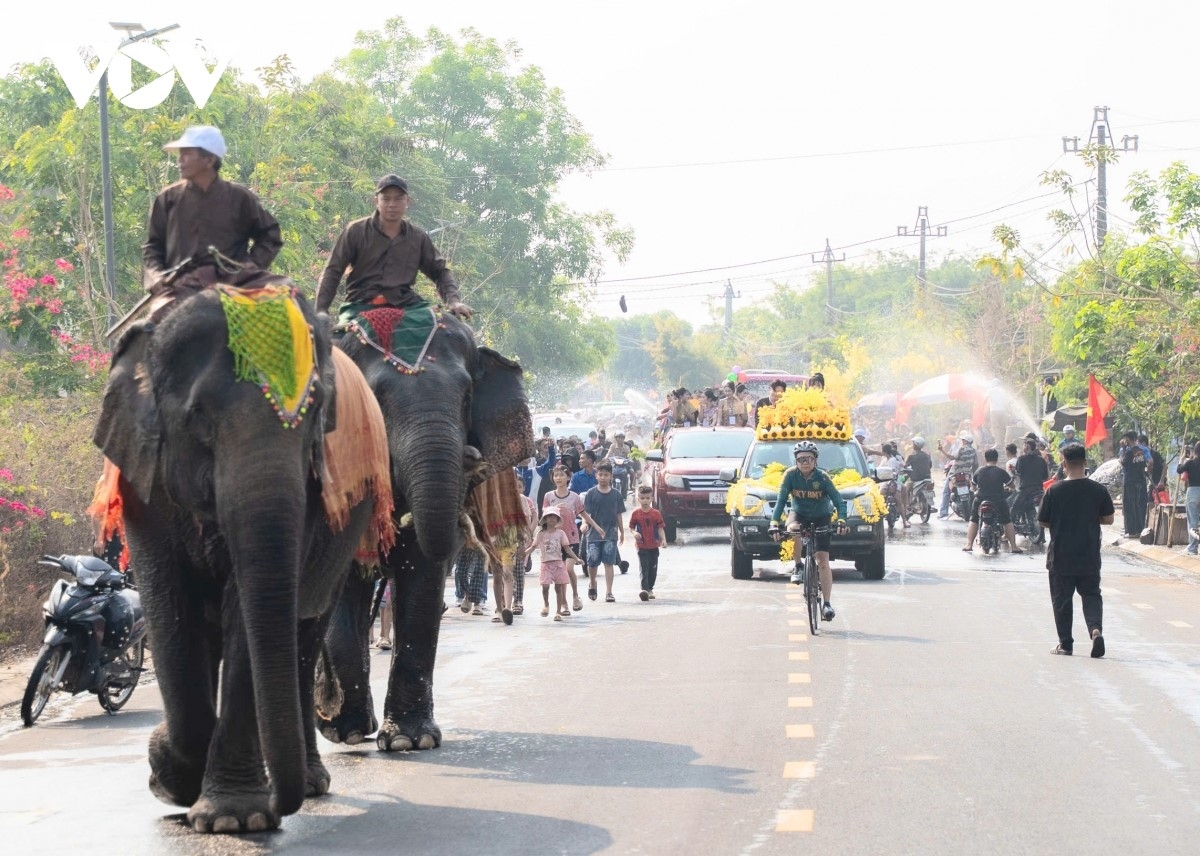 Không khí lễ hội lan tỏa từ trung tâm ra các tuyến đường, với lễ rước nàng chúa xuân Nang Sangkhane và hoạt động té nước sôi động. Ảnh: H Xíu/VOV-Tây Nguyên
