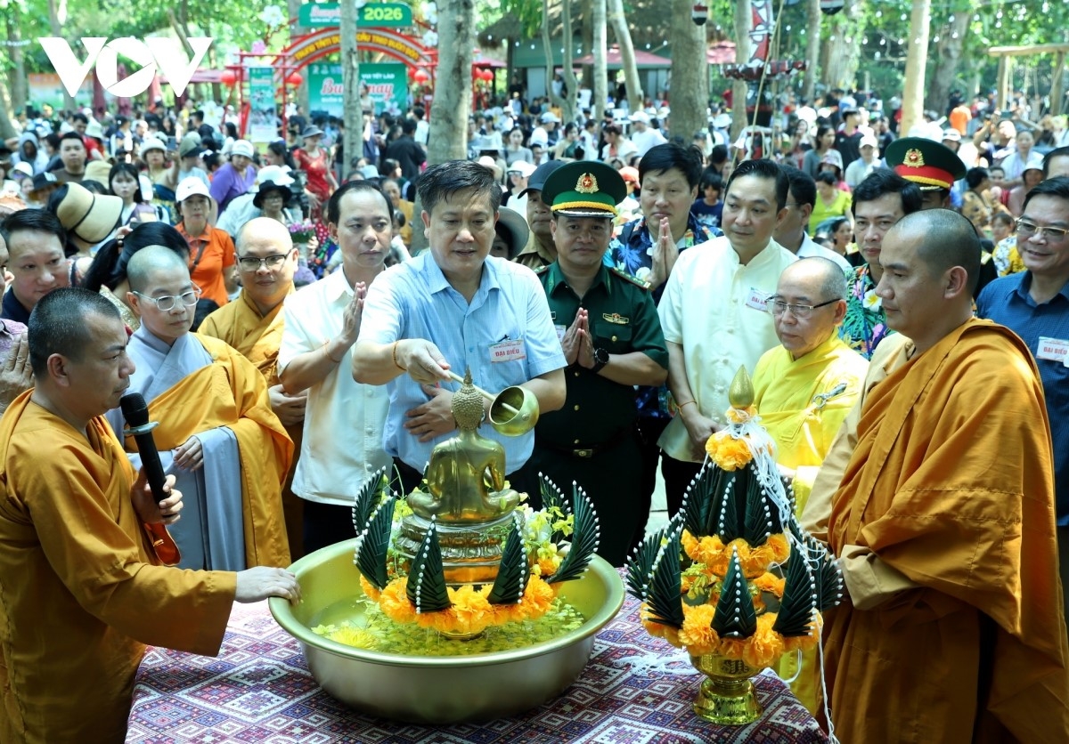 Nghi lễ tắm Phật là hoạt động tâm linh trọng tâm trong Tết Bunpimay, với nước thơm được dâng lên tượng Phật để cầu bình an. Ảnh: H Xíu/VOV-Tây Nguyên