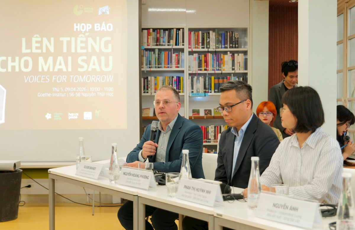 Der Leiter des Goethe Instituts Hanoi, Oliver Brandt, stellt das Projekt „Voices for Tomorrow“ vor. (Foto: Goethe Institut Hanoi)