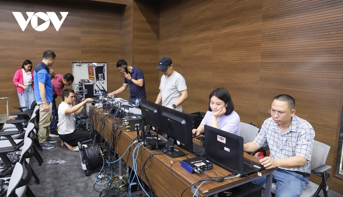 Để sẵn sàng cho các phần thi trực tiếp bắt đầu từ 7h30 ngày 9/4, các kỹ sư, kỹ thuật viên của Đài Tiếng nói Việt Nam (TNVN) cùng Báo và PTTH Quảng Ninh đã bắt đầu lắp đặt các thiết bị từ chiều 6/4.