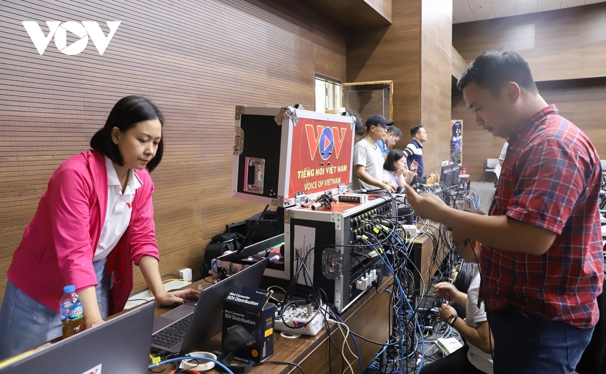 Trung tâm Sản xuất và Lưu trữ chương trình (Đài TNVN) đã cử 12 kỹ sư và kỹ thuật viên giàu kinh nghiệm, từng thực hiện nhiều kỳ LHPT, đồng thời mang theo những thiết bị hiện đại nhất bao gồm: hệ thống âm thanh, hệ thống dựng hình phục vụ livestream và các thiết bị đường truyền.