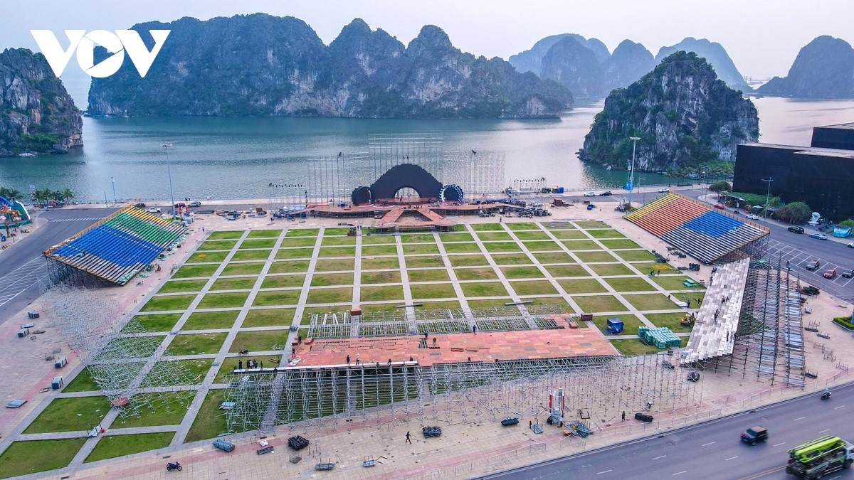 Sân khấu lễ khai mạc LHPT toàn quốc “Thanh âm kỷ nguyên mới” cũng đang được khẩn trương lắp đặt tại Quảng trường 30/10, phường Hạ Long.