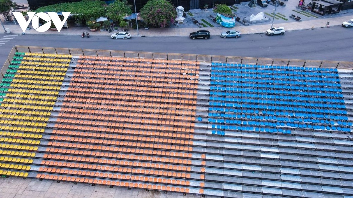 Các khu vực khán đài đang được lắp đặt khẩn trương, đảm bảo các yêu cầu về kỹ thuật. Sơ đồ chỗ ngồi (seatmap) theo các khu vực (zone) được đặt tên từ hình tượng trung tâm “sóng”, lan toả tới “Kỷ nguyên”, “Vươn mình”, “Quảng Ninh” và “Việt Nam”. Bao quanh là các zone “Đất mỏ”, “Anh hùng”, “Khí phách”, “Hiên ngang”, “Tương lai”, “Sáng ngời”, “Đoàn kết”, “Kỷ cương”, “Tự cường”, “Bản lĩnh”, “Nghĩa tình”, “Hào sảng”, “Văn minh”, “Sáng tạo”.