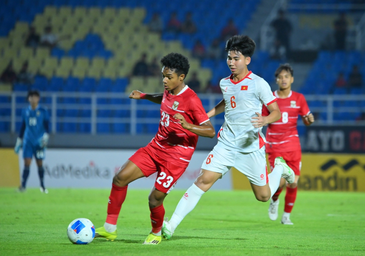 Die U17-Fußballmannschaft Vietnams zeigt bei der U17-Südostasienmeisterschaft 2026 eine herausragende Leistung. (Foto: webthethao.vn)