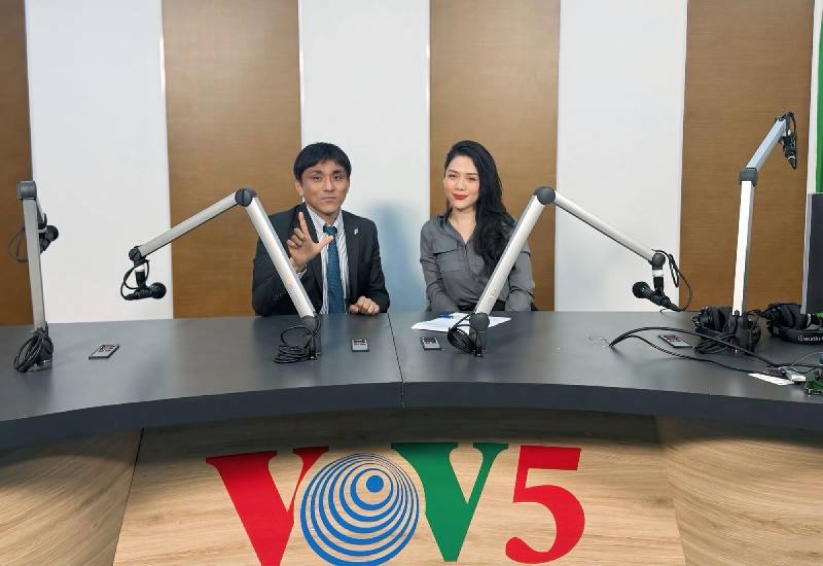 Ông Takahashi trả lời phỏng vấn của phỏng viên VOV5