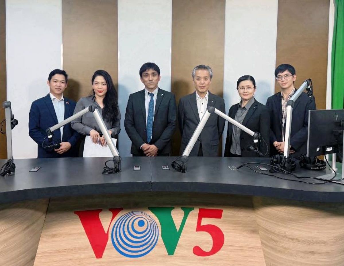 Các thành viên của Lions Club trong phòng thu của VOV5