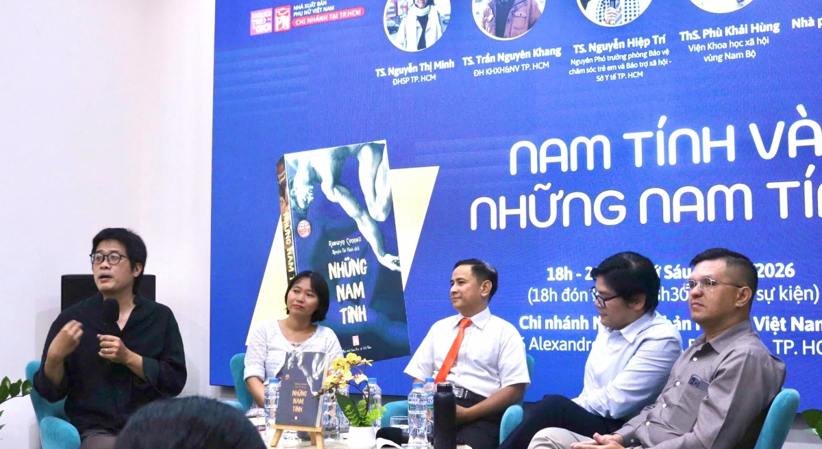 Các diễn giả tại cuộc tọa đàm (từ trái qua): host nhà phê bình Vũ Ánh Dương, dịch giả Nguyễn Thị Minh, Tiến sĩ Nguyễn Hiệp Trí, Thạc sĩ Phù Khải Hùng, Tiến sĩ Trần Nguyên Khang