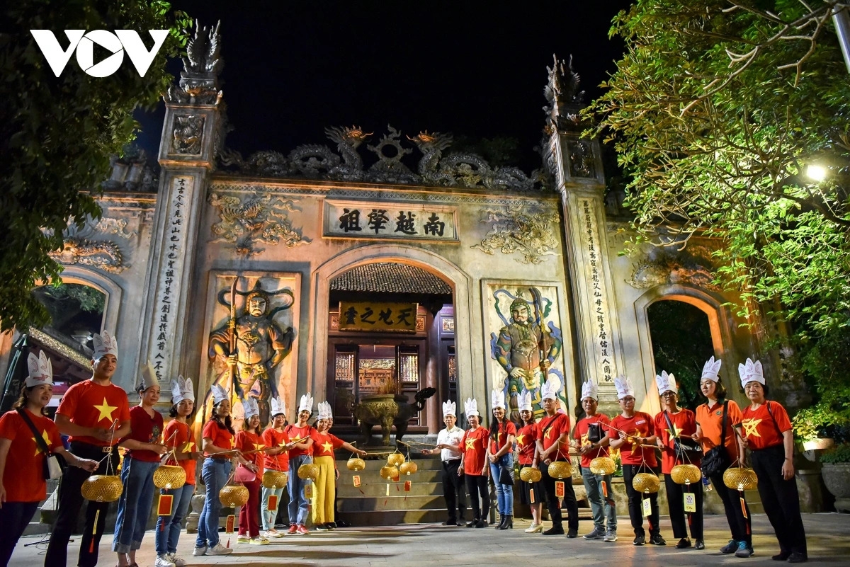 People join the the “Hung Temple – Sacred Ancestral Land” night tour. (Photo: VOV)