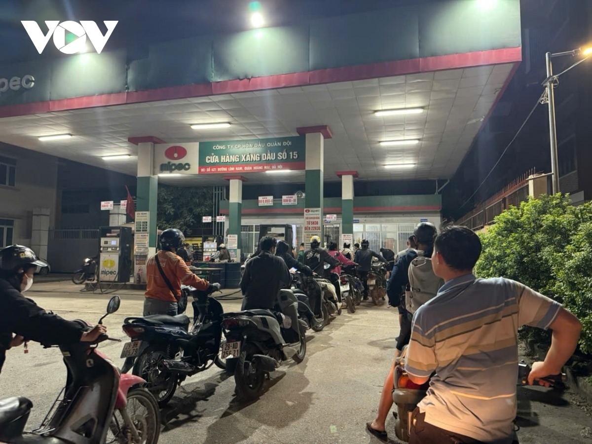 Antre beli BBM di Kota Hanoi (foto: VOV)