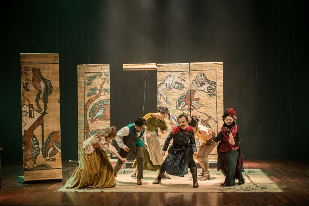 Sân khấu được thiết kế tối giản