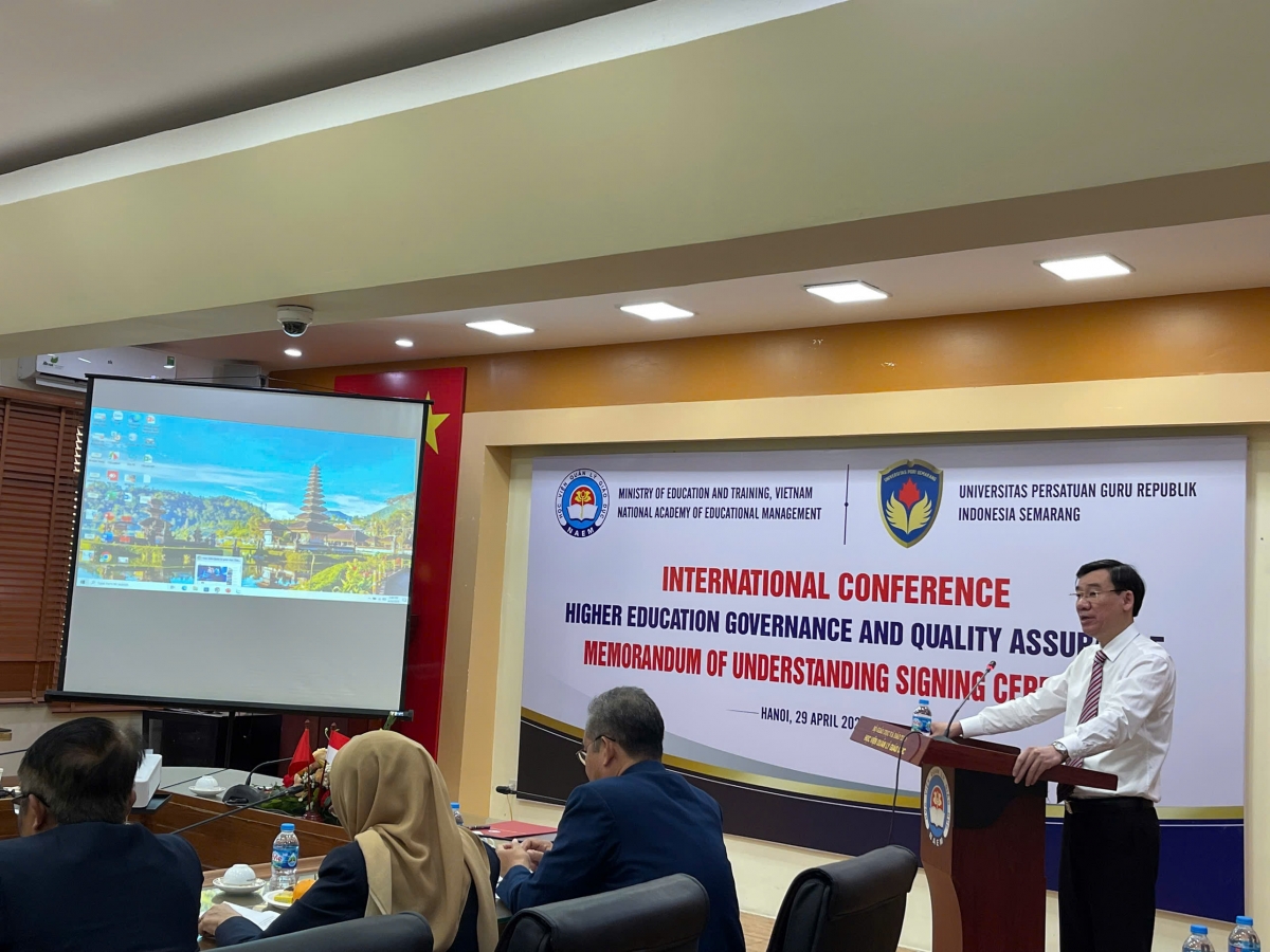 Doktor Phan Hong Duong, Wakil Kepala NAEM menyampaikan pidato sambutan pada simposium tersebut