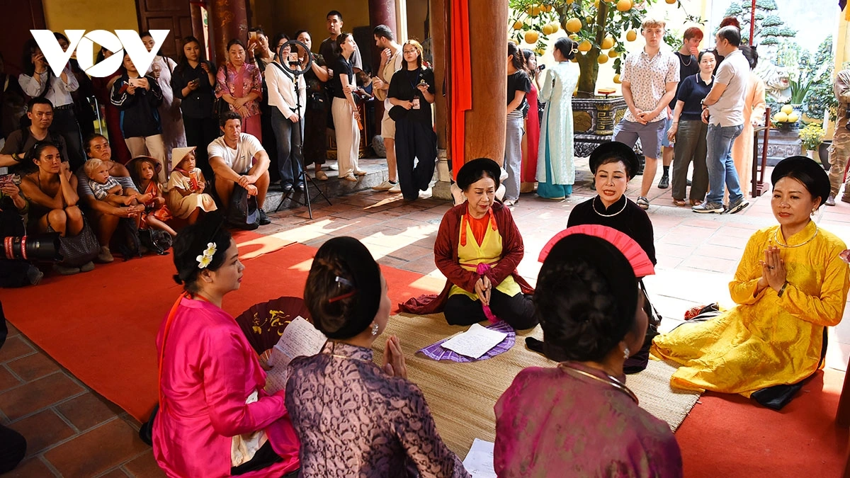 Đặc biệt, trong hai buổi chiều ngày 30 và 31/3 sẽ có chương trình nghệ thuật truyền thống do nhóm Đông Kinh Cổ Nhạc trình diễn phục vụ người dân và du khách tham quan lễ hội.