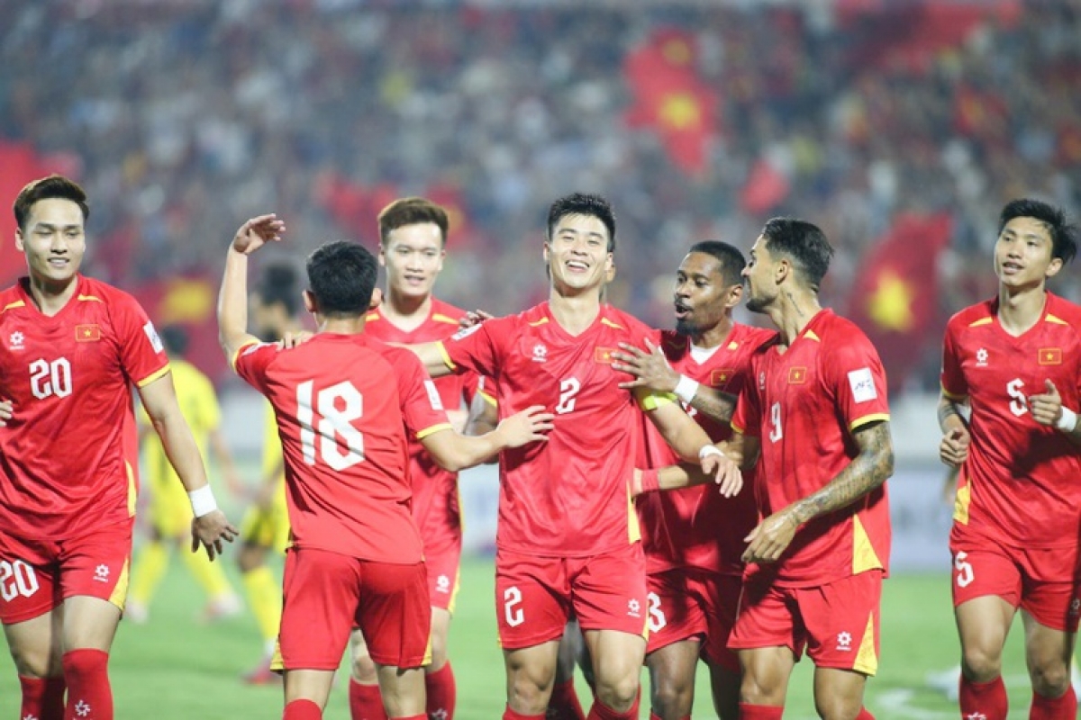 Die vietnamesische Nationalmannschaft soll ihren Spielstil diversifizieren, wenn sie beim Asien Cup 2027 weiterkommen will. (Foto: baoxaydung.vn)