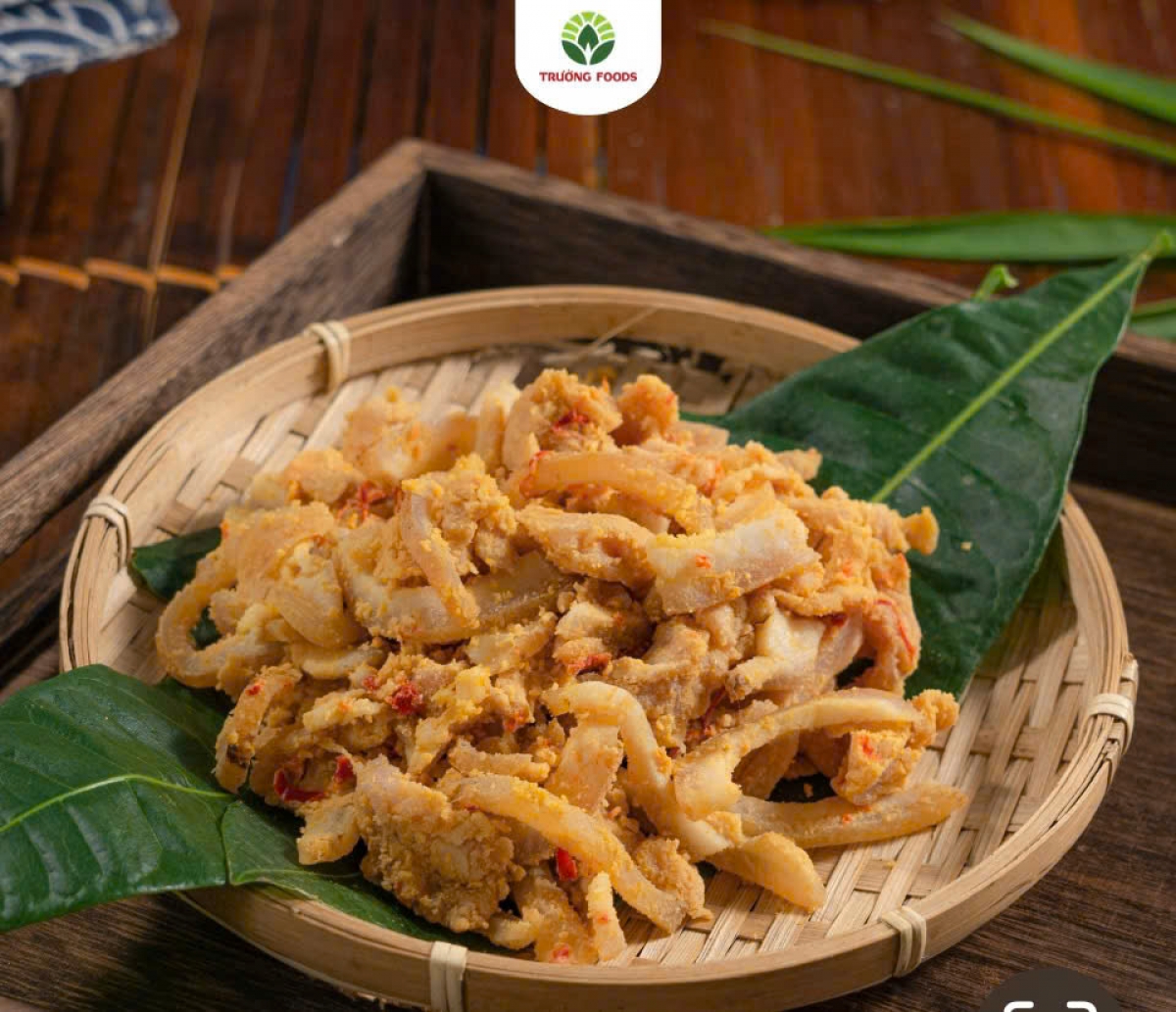 Thịt chua Phú Thọ là đặc sản nổi tiếng của người Mường tại Thanh Sơn, Phú Thọ, làm từ thịt lợn sạch ướp thính ngô nương lên men tự nhiên. Ảnh nvcc