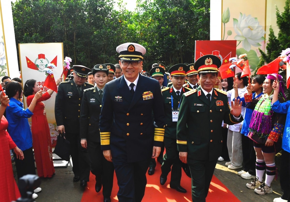 Menteri Pertahanan Vietnam, Jenderal Phan Van Giang, dan Menteri Pertahanan Tiongkok, Jenderal Dong Jun, bersama warga Kecamatan Hai Son. Foto: Quynh Trang/VOV