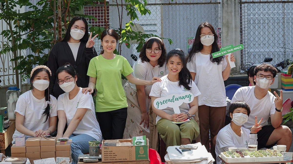 Le Thi Phuong Thao (in green T-shirt), founder of Green Da Nang (Photo:VOV)