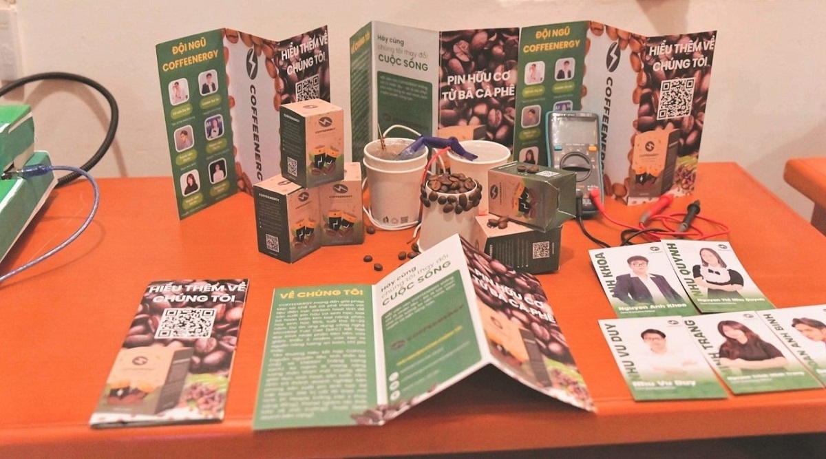 A group of students in Hanoi collect coffee grounds to develop bio-organic batteries.