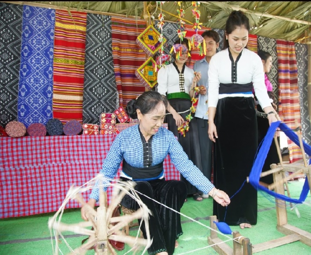 Traditional weaving of the Thai thrives in modern life (Photo: VOV)