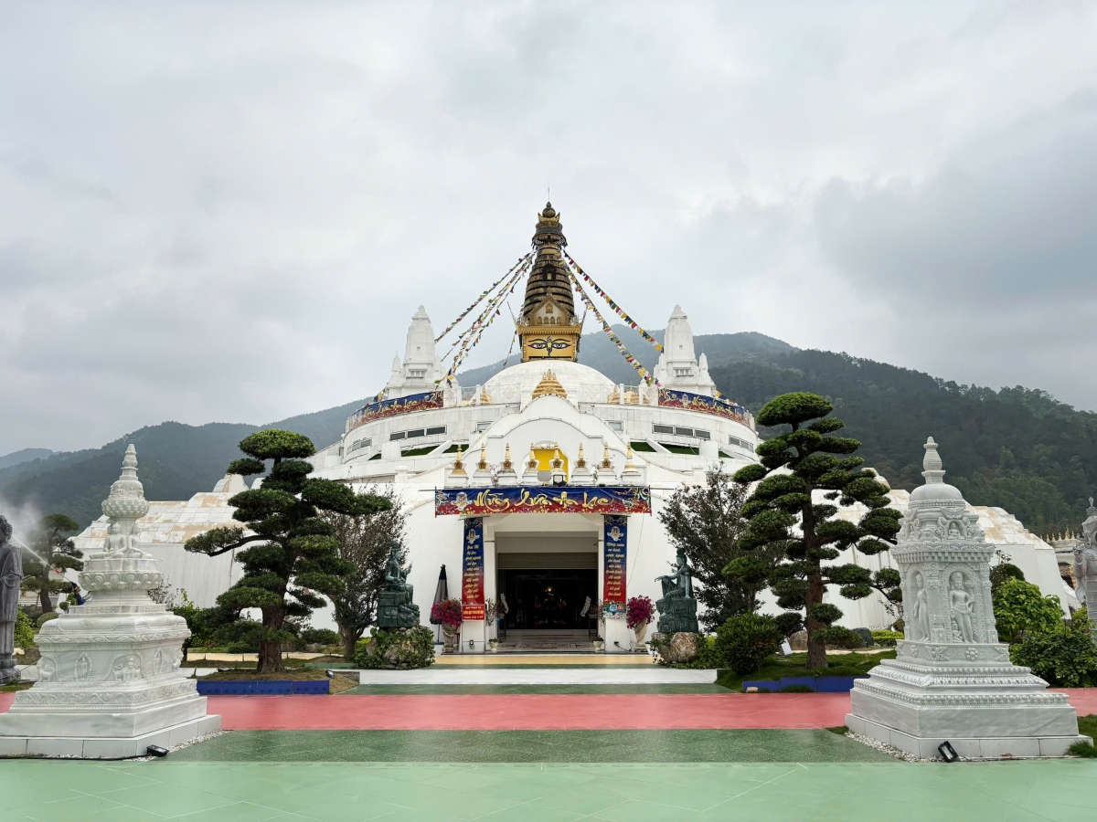 Nổi bật trong không gian Tây Thiên, Đại bảo tháp Mandala gây ấn tượng với bảo tháp chính cao 37m, cấu trúc Mandala đồng tâm và hệ biểu tượng đậm dấu ấn Phật giáo Kim cương thừa. Ảnh Tuấn Anh