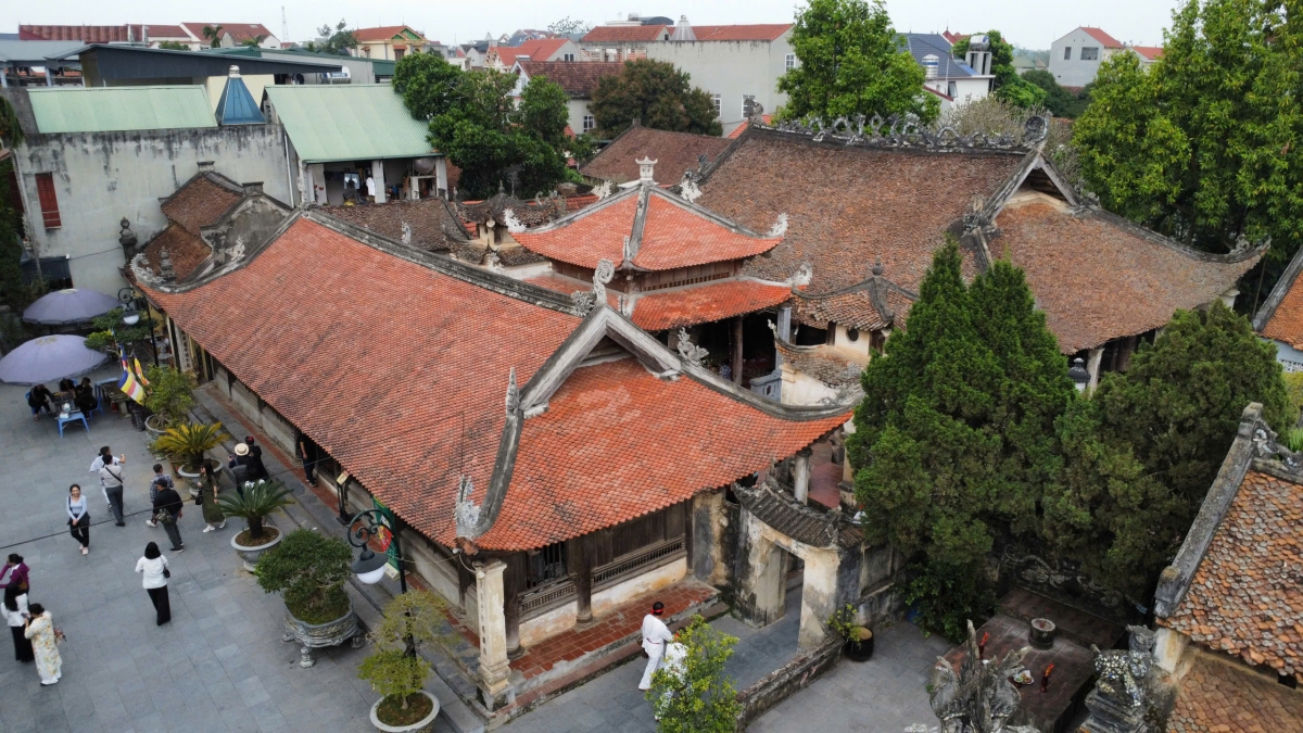 Đình cổ Hùng Lô, nằm bên bờ sông Lô (Việt Trì, Phú Thọ), là ngôi đình hơn 300 năm tuổi (xây dựng thời Lê Hy Tông, khoảng năm 1697) thờ Tam vị Đại vương và Vua Hùng. Đây là di tích tiêu biểu, biểu tượng của tín ngưỡng thờ cúng Hùng Vương với lối kiến trúc gỗ quý chạm khắc tinh xảo và là nơi trình diễn hát Xoan. Ảnh Tuấn Anh