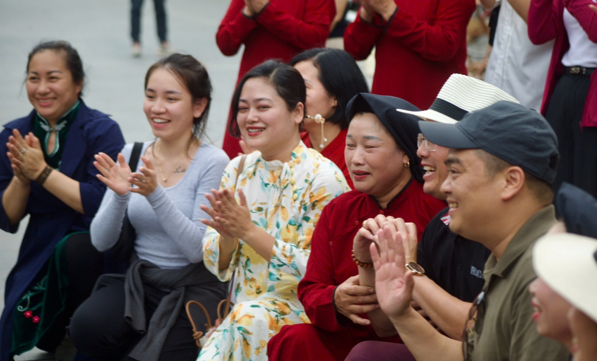 Du khách giao lưu cùng các nghệ nhân hát Xoan ở đình làng cổ Hùng Lô.