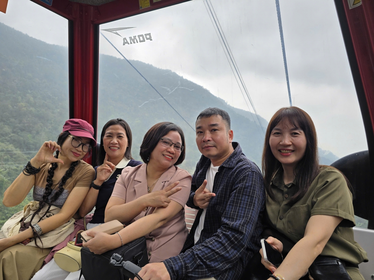 Du khách trải nghiệm cáp treo Tây Thiên. 