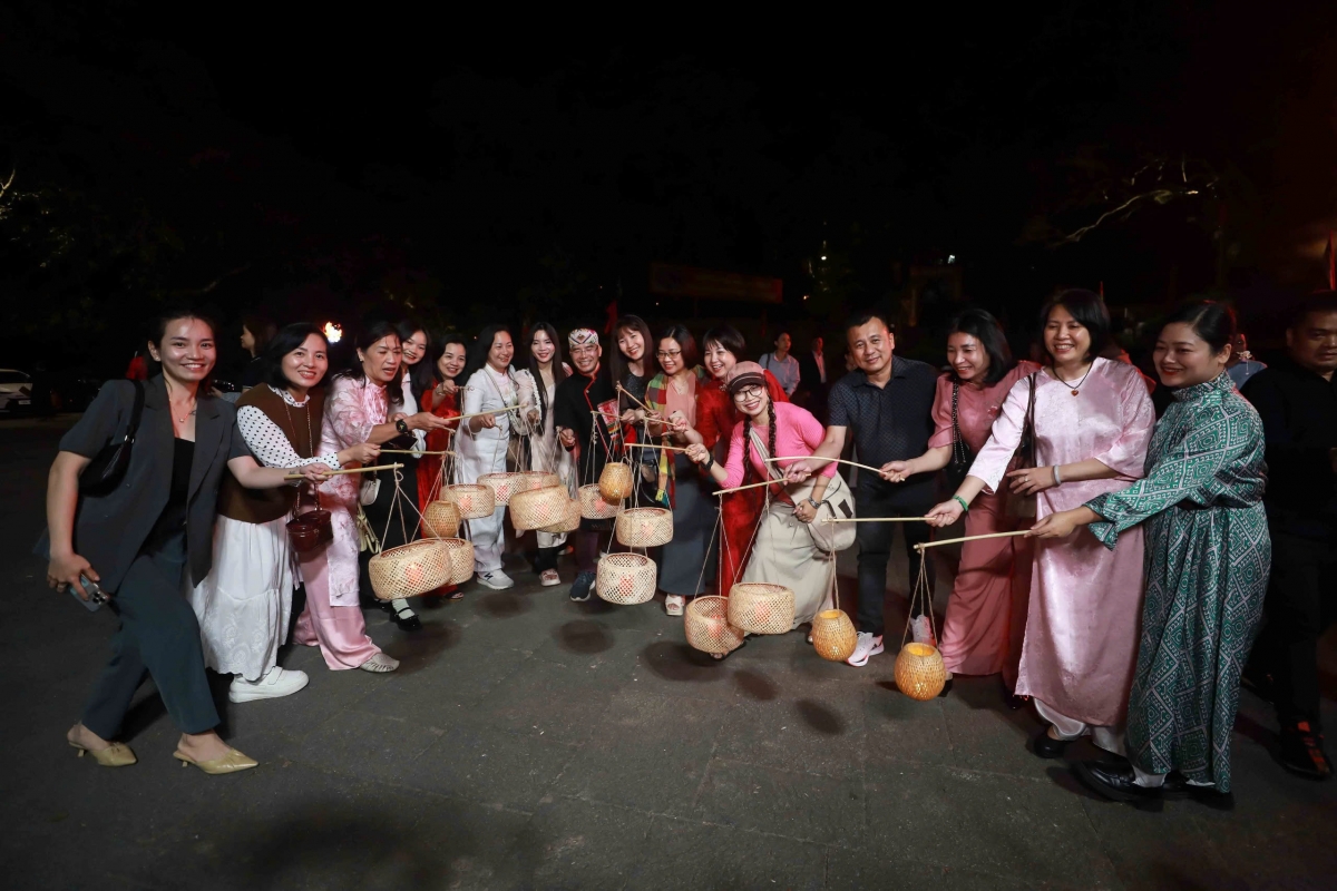 Hành hương lên núi Nghĩa Lĩnh trong đêm mang đến cho du khách những cảm giác bình yên mới mẻ và khác biệt.