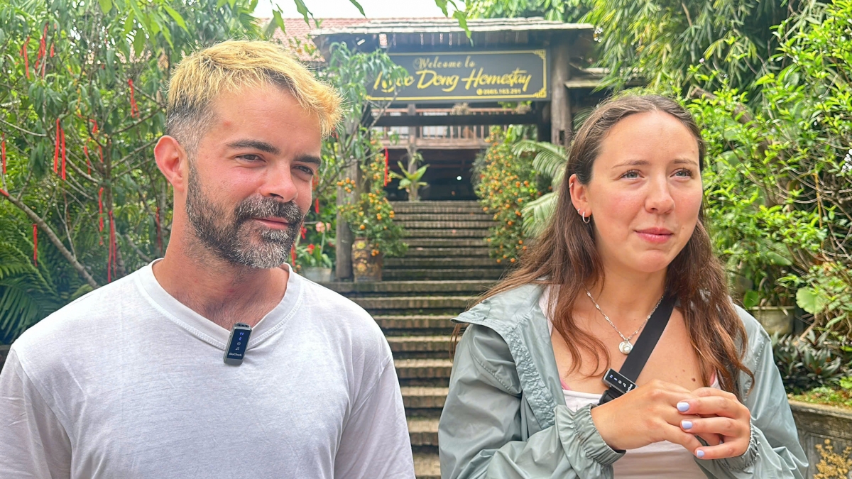 Anh Daniel Galloway và chị Gina Mably- du khách đến từ London ( Vương Quốc Anh)